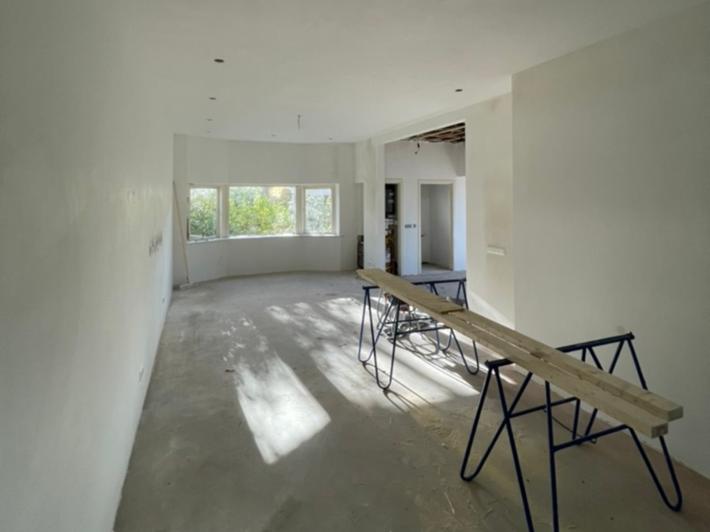 Renovatie eetkamer tijdens foto.