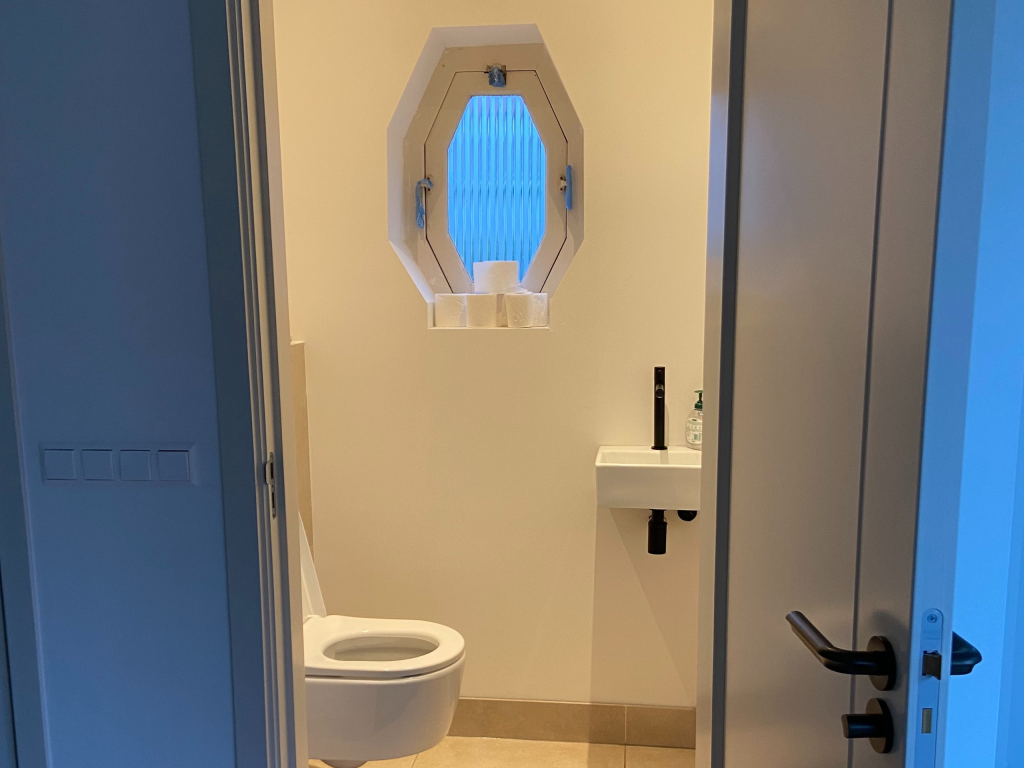 Renovatie toilet na foto.