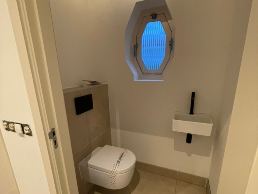 Renovatie toilet tijdens foto.