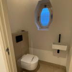 Renovatie toilet tijdens foto.