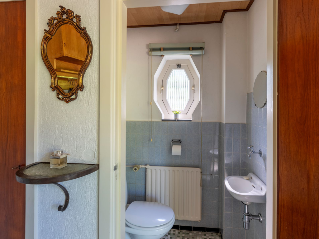 Renovatie toilet voor foto.