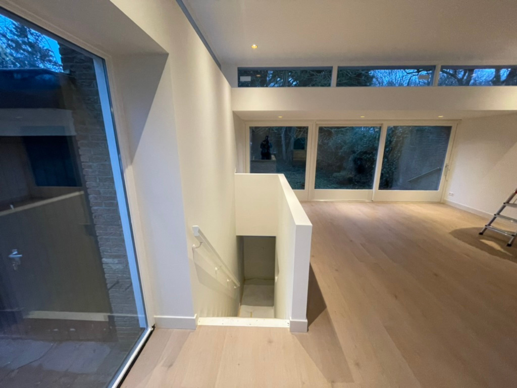 Renovatie woonkamer tijdens foto.