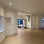 Renovatie woonkamer tijdens foto.