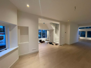 Renovatie woonkamer tijdens foto.