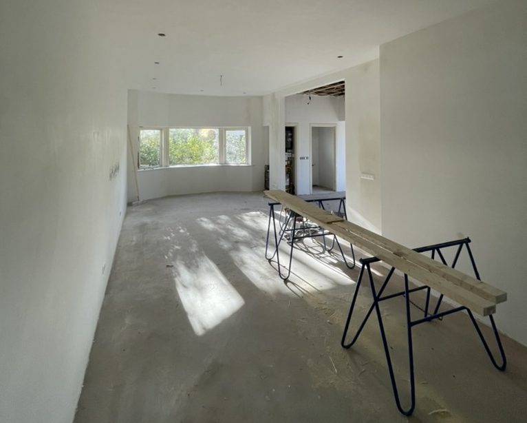 Renovatie woonkamer tijdens foto.
