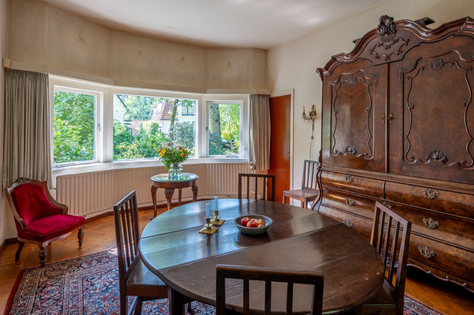 Renovatie woonkamer voor foto.